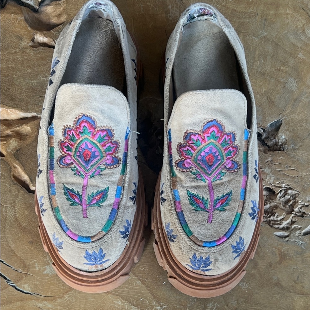 Farm Rio Velvet Embroidered Chunky Lug Sole Women's Loafers SZ 7 Floral Preloved - Picture 2 of 16